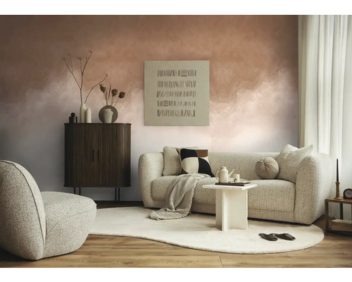 Obývací pokoj s pohovkou, křeslem, skříní a dekorativními prvky na koberci