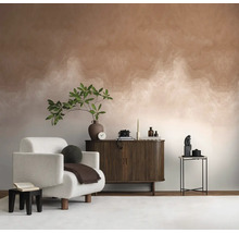 Obývací pokoj s křeslem, komodou a dekorativní nástěnnou malbou