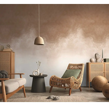 Obývací pokoj s ratanovým křeslem, dřevěnou skříňkou, stolem a dekorací