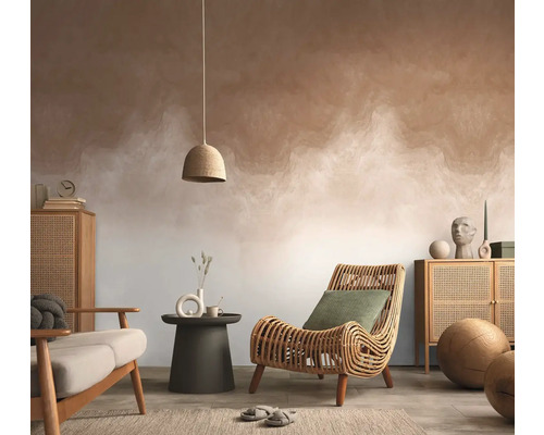 Obývací pokoj s ratanovým křeslem, dřevěnou skříňkou, stolem a dekorací