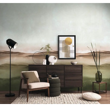 Obývací pokoj s komodou, křeslem, stojací lampou a dekorativní nástěnnou malbou