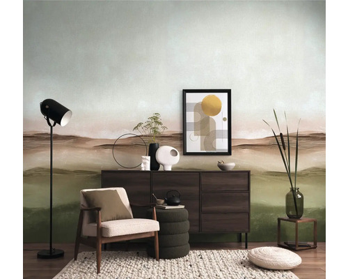 Obývací pokoj s komodou, křeslem, stojací lampou a dekorativní nástěnnou malbou