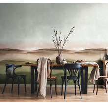 Jídelna s jídelním stolem, židlemi a nástěnnou dekorací s motivem krajiny pro světlou a příjemnou atmosféru.