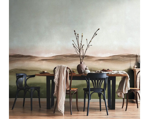 Jídelna s jídelním stolem, židlemi a nástěnnou dekorací s motivem krajiny pro světlou a příjemnou atmosféru.