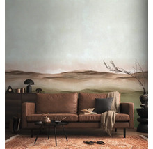 Obývací pokoj s hnědou koženou pohovkou, malým stolem, kobercem a vzorovanou tapetou