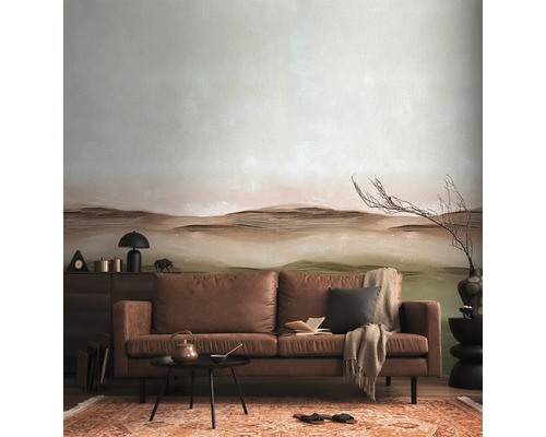 Obývací pokoj s hnědou koženou pohovkou, malým stolem, kobercem a vzorovanou tapetou