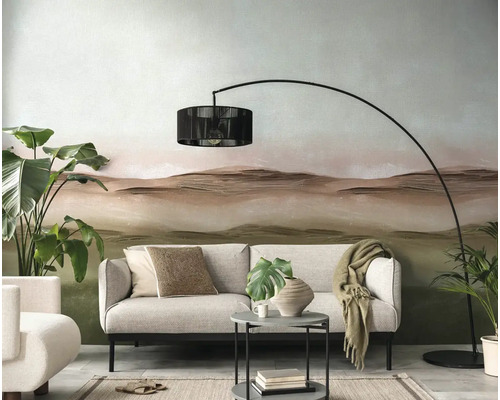 Obývací pokoj s pohovkou, obloukovou lampou a dekorativní tapetou s motivem krajiny.