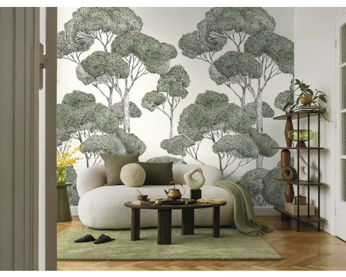 Obývací pokoj s pohovkou, konferenčním stolkem, policí a tapetou se vzorem stromů