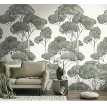 Obývací pokoj s pohovkou, odkládacím stolkem a tapetou se vzorem stromů