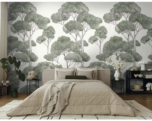 Ložnice s nástěnnou tapetou s motivem stromů za postelí.