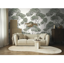 Obývací pokoj s pohovkou, kobercem a tapetou se stromovým designem pro světlou a uspořádanou atmosféru