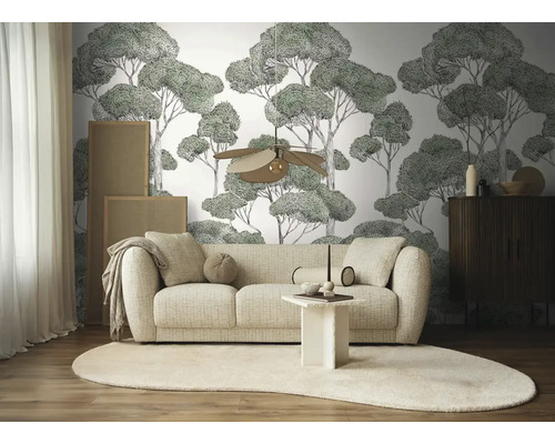 Obývací pokoj s pohovkou, kobercem a tapetou se stromovým designem pro světlou a uspořádanou atmosféru