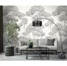 Obývací pokoj s pohovkou, konferenčním stolkem, stojací lampou, pokojovou rostlinou a tapetou se vzorem stromů