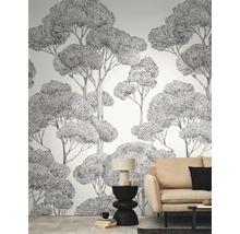 Pohled do pokoje s tapetou se vzorem stromu