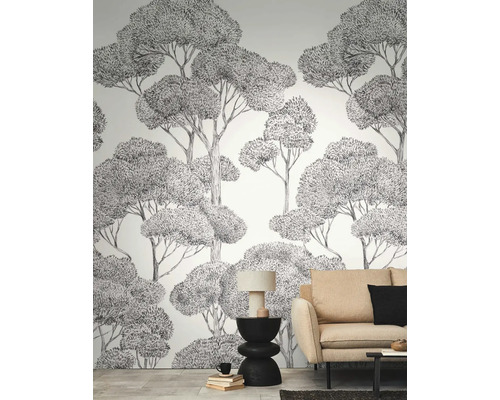 Pohled do pokoje s tapetou se vzorem stromu