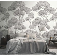 Ložnice s tapetou se stromovým designem, postelí, židlí a nočním stolkem