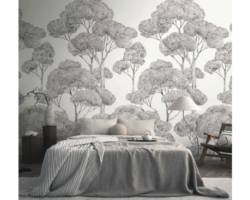 Ložnice s tapetou se stromovým designem, postelí, židlí a nočním stolkem