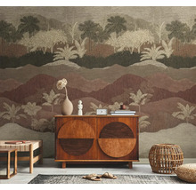 Interiér s vzorovanou tapetou, dřevěnou komodou a dekorativními předměty