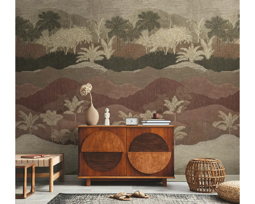 Interiér s vzorovanou tapetou, dřevěnou komodou a dekorativními předměty