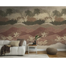 Obývací pokoj s vzorovanou tapetou, pohovkou a odkládacím stolkem