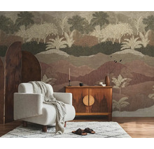 Obývací pokoj s křeslem, komodou a vzorovanou tapetou