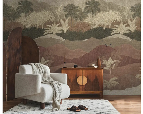 Obývací pokoj s křeslem, komodou a vzorovanou tapetou