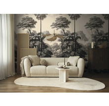 Obývací pokoj s pohovkou, kobercem, odkládacím stolkem a ozdobnou tapetou s motivem džungle