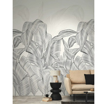 Obývací pokoj s tapetou s motivem listů, pohovkou a odkládacím stolkem