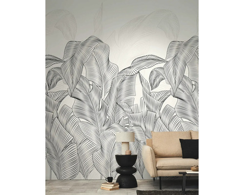 Obývací pokoj s tapetou s motivem listů, pohovkou a odkládacím stolkem