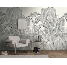 Obývací pokoj s křeslem, odkládacím stolkem a grafickou tapetou s listy