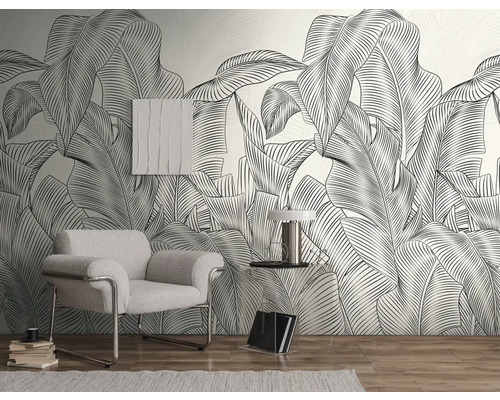 Obývací pokoj s křeslem, odkládacím stolkem a grafickou tapetou s listy