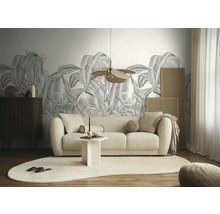 Obývací pokoj s pohovkou, stolem, kobercem a botanickou tapetou