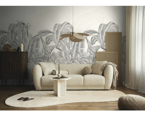 Obývací pokoj s pohovkou, stolem, kobercem a botanickou tapetou