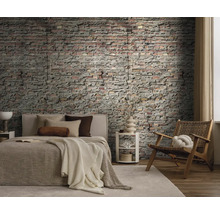 Dekorativní ložnice s tapetou se vzorem cihel, postelí, odkládacím stolkem a židlí.