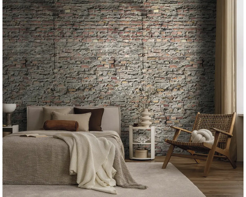 Dekorativní ložnice s tapetou se vzorem cihel, postelí, odkládacím stolkem a židlí.
