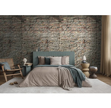 Ložnice s cihlovou zdí, postelí, židlí a odkládacími stolky pro útulnou atmosféru.