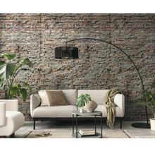 Obývací pokoj s pohovkou, stojací lampou a cihlovou zdí