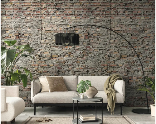 Obývací pokoj s pohovkou, stojací lampou a cihlovou zdí