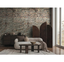 Obývací pokoj s pohovkou, stolem, komodou, paravánem a tapetou s motivem cihel