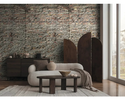 Obývací pokoj s pohovkou, stolem, komodou, paravánem a tapetou s motivem cihel