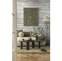 Obývací pokoj s pohovkou, konferenčním stolkem, stojací lampou a nástěnnou dekorací