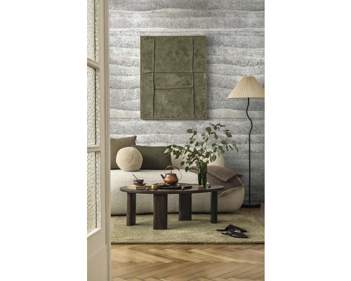 Obývací pokoj s pohovkou, konferenčním stolkem, stojací lampou a nástěnnou dekorací