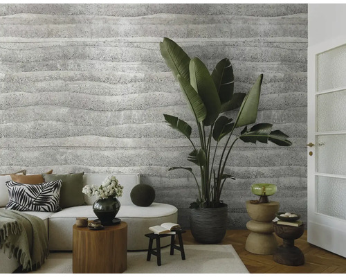 Obývací pokoj s pohovkou, pokojovými rostlinami a stěnou se strukturovanou tapetou