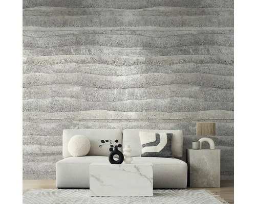 Obývací pokoj s pohovkou, stolem a nástěnnou dekorací s betonovým vzhledem