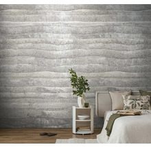 Ložnice s šedou tapetou s vodorovnými vlnitými liniemi na zdi