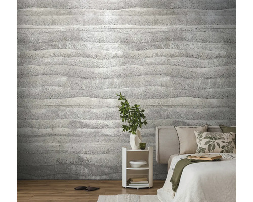 Ložnice s šedou tapetou s vodorovnými vlnitými liniemi na zdi