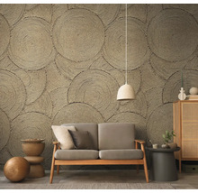 Obývací pokoj s pohovkou před stěnou s tapetou s kruhovým lanovým designem