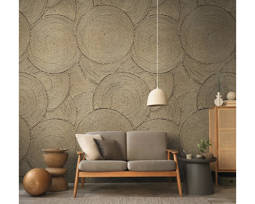 Obývací pokoj s pohovkou před stěnou s tapetou s kruhovým lanovým designem