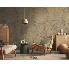 Obývací pokoj s tapetou s kruhovým vzorem, ratanovým křeslem a dřevěným nábytkem