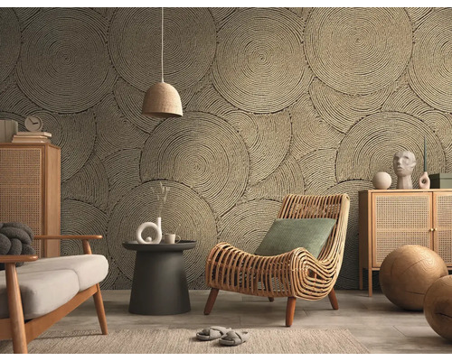 Obývací pokoj s tapetou s kruhovým vzorem, ratanovým křeslem a dřevěným nábytkem